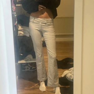 lågmidjade byxor med bootcut - Byxorna är aldrig använda då dom är för korta för mig som är 179cm och är därav i mycket bra skick! Byxorna är i storlek M och är köpta på Hm 😊