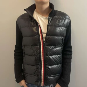 MONCLER CARDIGAN - Fet moncler cardigan i storlek M sitter som S, bra skick men liten defekt längst ner vid armen (skriv för bild). Allt og ingår, nypris runt 9000. Skriv för fler funderingar!