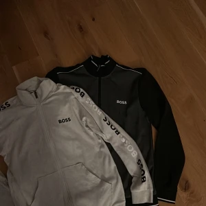 Två Hugo boss tröjor  - Två Hugo boss tröjor med zip utan luva  i bra skick och bra pris, i storlek L, du får båda för 400kr men snabb affär kan bli billigare 