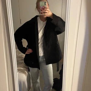 Svart kappa - Superfin svart höst/vår kappa. Har band och knappar. Bra skick i storlek S. Hör av dig vid intresse! 