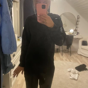 Svart tröja från H&M - Säljer en svart tröja från H&M i storlek XS. Den har en avslappnad passform och är perfekt för en chill dag hemma eller ute på stan. Tröjan är långärmad och gjord i ett mjukt material som känns skönt mot huden. 😇