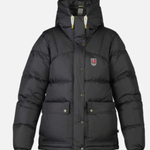 Fjällräven jacka 💞💞 - Provar lägga ut denna fjällräven jacka i storlek m igen. Inga hål eller likande, köpt begagnad men endast testad hos mig. 3dje bilden lånad. Väldigt lik modellen från de två första bilderna, endast någon liten olikhet. Nypris 6999 -: 💗 