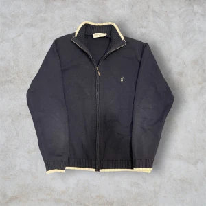  Yves Saint Laurent helzipp  - Dunder fet YSL hel zipp, inga defekter använd några gånger men inga täcken på att den e använd! Storlek L, pris 1399