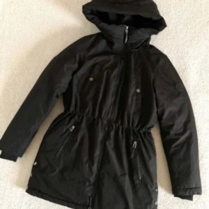 Vero Moda vinterjacka - Verkligen superskön jacka, men den passar inte längre. 