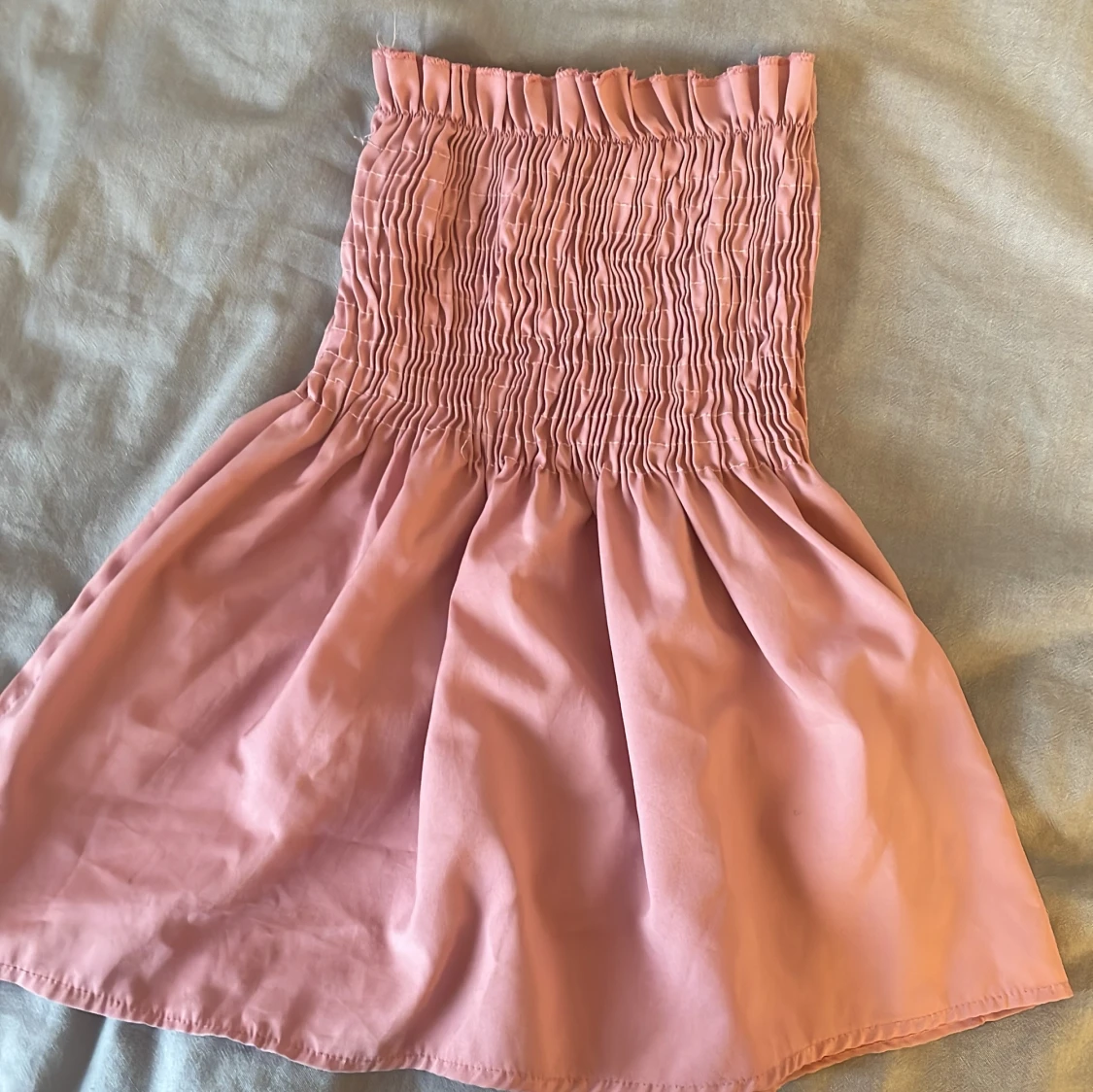 Rosa tubtopp med smockdetaljer