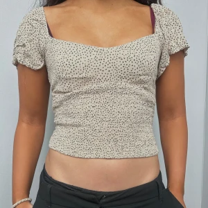 Beige prickig topp  - Beige söt topp med små prickar från Abercrombie & Fitch