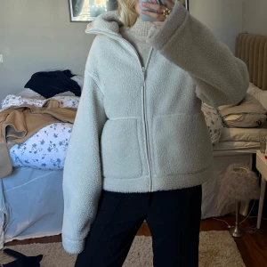 Teddy jacka  - Säljer min så fina vår jacka, den är knabbt använd men har en liten fläck som säkert går bort. 