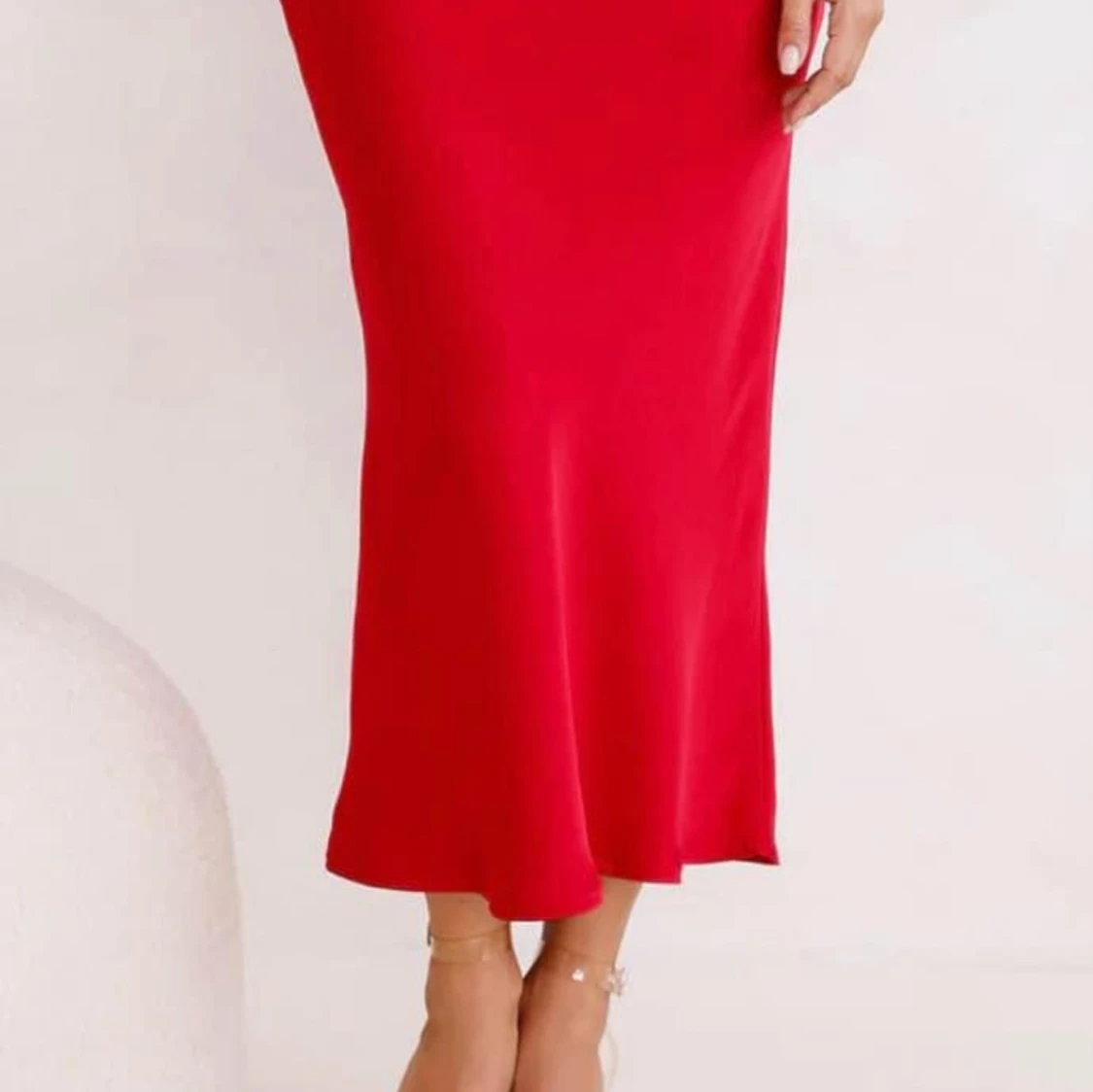 Röd klänning med cut-out detalj - 2