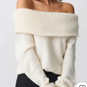 Vit offshoulder tröja - Säljer en stilren vit offshoulder tröja med ribbad kant. Perfekt för en chic och avslappnad look. Tröjan har långa ärmar och är supermjuk och bekväm. Passar perfekt till både jeans och kjol. Hör av dig vid intresse! 