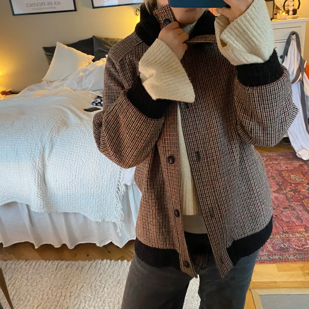 Unik rutig jacka/ kappa med knappar och hög krage som går att ha på flera sätt. Frön ett engelskt vintage märke . Takit.