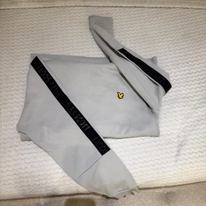 Grå sweatshirt från Lyle & Scott - Säljer denna grå/beiga hoodie från Lyle&Scott i storlek L, Passar återigen medium, hoodien är köpt på en Lyle&Scott butik, och säljs pågrund av att den inte används. Pris : 400kr och pris kan diskuteras. Tröjan är okej använd och finns inga tecken på skada. Fler bilder skickas vid förfrågan☺️ På bilden ser tröjan mer grå ut men den är en blandning mellan grå och Beige!