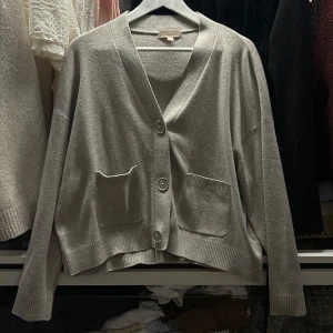 Beige kofta från H&M - Aldrig kommit till användning, fin och är i bra skick. Lite grå beige färg 