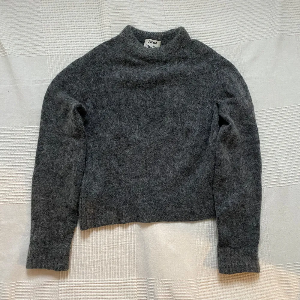 Mohair stickad tröja från Acne studios med en relaxed passform och croppad till höften. Använd men fortfarande i fint skick. Passar bäst på en S.. Neuletakit & Villapaidat.