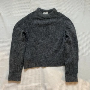Acne Studios - Cropped Mohair Ribbed Knit (S) - Mohair stickad tröja från Acne studios med en relaxed passform och croppad till höften. Använd men fortfarande i fint skick. Passar bäst på en S.