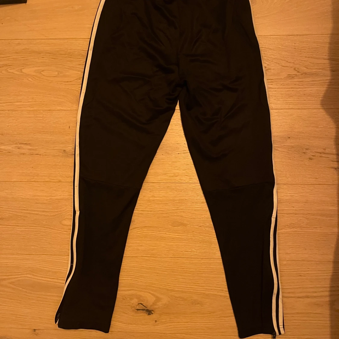 Svarta träningsbyxor från Adidas - 1