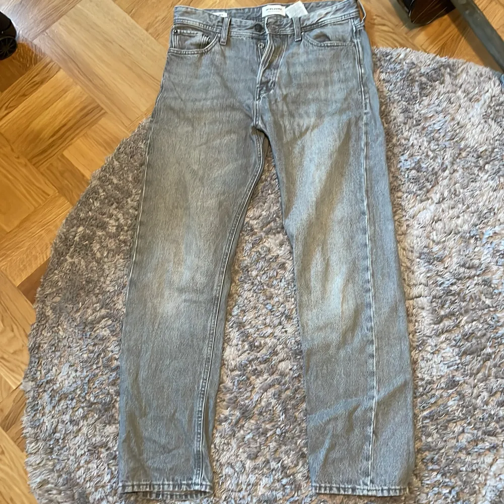 Snygga grå jeansbyxor med en klassisk straight passform. Perfekta för en avslappnad stil.. Farkut & Housut.
