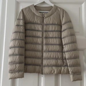 Moncler jacka  - Moncler jacka i ljusbeige färg,  Med 2 insydda fickor .Lätt insvängd, mycket bra skick . Storlek mellan 38-42 svensk.