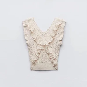 Spets topp Zara - Jättefin beige v-ringar spetstopp med volanger från Zara. Aldrig använd💕