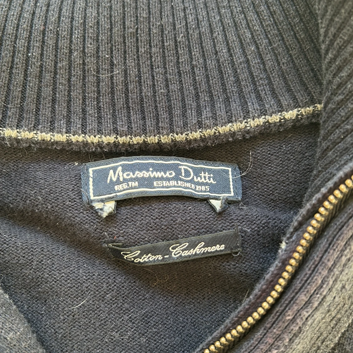 Mörkblå tröja med dragkedja och knapar från Massimo Dutti - 1