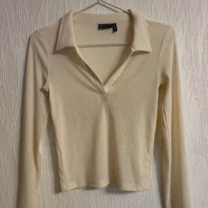 Tröja i frotté med krage - Stor garderobrensning♻️ Se gärna mina andra annonser🌸 Pris går att diskutera vid flerköp👗
