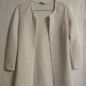 Vit ribbad kofta - Stor garderobrensning♻️ Se gärna mina andra annonser🌸 Pris går att diskutera vid flerköp👗