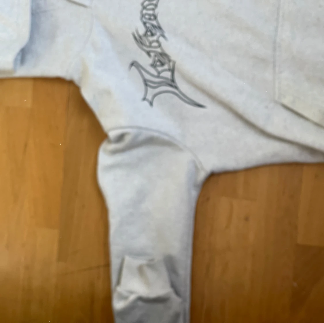 Grå hoodie från Vetements - 3