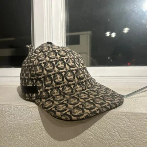 Feragamo keps  - Feragamo keps, använd sparsamt kontakta vid frågor. PRISET ÄR EJ HUGGET I STEN