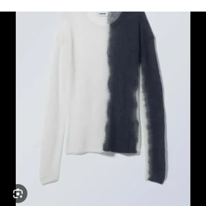 Weekday tröja  - Snygg och unik tröja från Weekday svart och vitt. Tröjan har en asymmetrisk design med långärmad passform. Perfekt för dig som vill sticka ut med en stilren look.