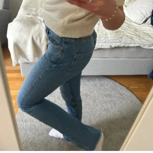Bootcutjeans zara - Fina jeans från zara, långa i benen. Sitter perfekt på mig som är 1,75🤍