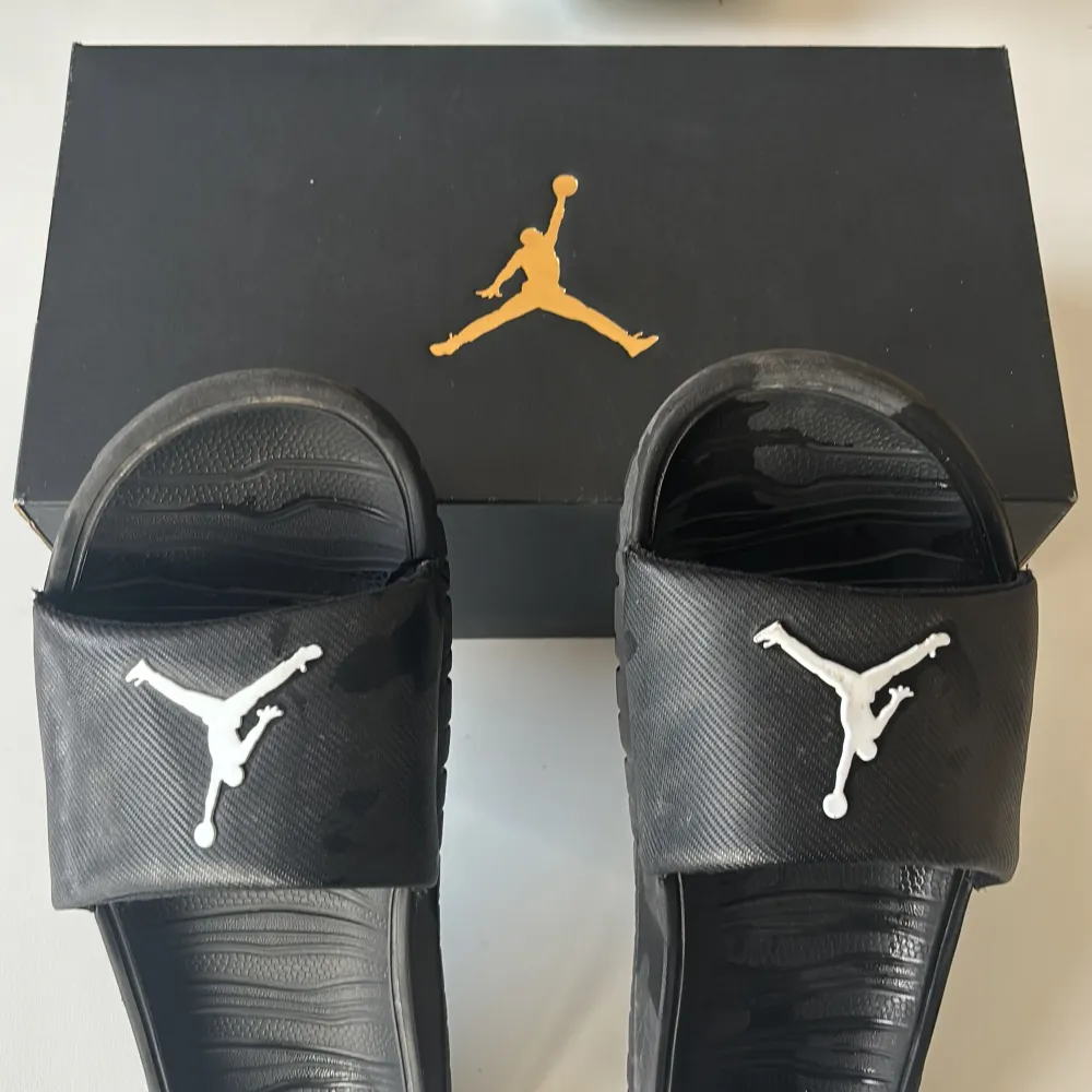 Snygga svarta Jordan tofflor Perfekta för sommaren och bekväma Kommer i originalförpackning.. Kengät.