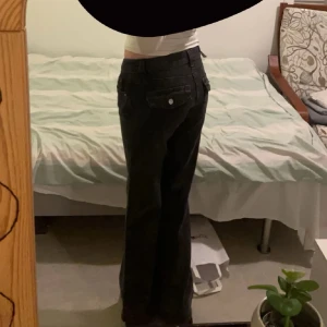 Svarta jeans från Gina Tricot - Helt nya jeans från Gina Tricot. Aldrig använda. Originalpris: 500kr men säljer för 400kr