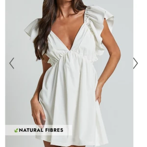 Vit klänning från Showpo - Säljer denna superfina klänning då den tyvärr var för stor för mig🥲Perfekt som studentklänning eller vanlig klänning till sommaren😍😍😍Klänningens fullpris är 660 kr och jag betalade ca 1000 kr för både tax och frakt, därav priset på 600🫶🏽 Helt oanvänd och prislapp sitter kvar!💕