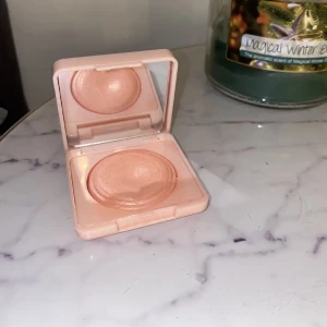 Caia blush  - Blush ifrån Caia i färgen Pink lemonade 