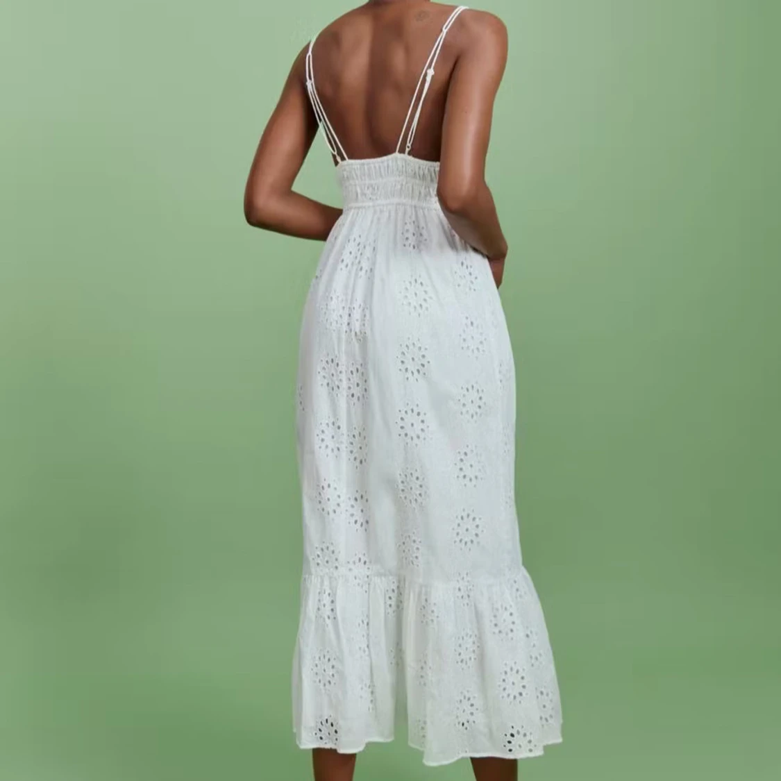 Vit sommarklänning med spetsdetaljer