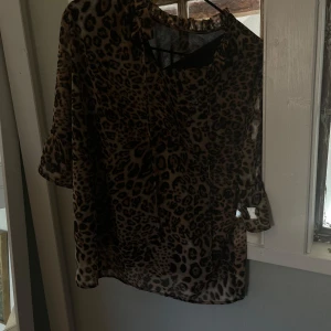 Leopard blus 🐆  - Säljer nu denna snygga leopard blus ifrån pieces som jag köpte för cirka ett år sedan och sedan dess sparsamt andvänt. Men ser bäst färgerna på bild nr 2, på lappen står det strl M men skulle säga att den sitter som en XS/S❤️ skriv för mer bilder eller info🥰
