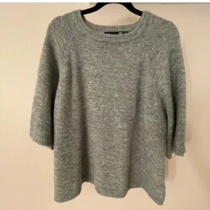 Sticka T-shirt  - Mysig grå stickad tröja från lager 157 har anständig den en två gånger men kommer inte till andvändning. Pris kan diskuteras. 