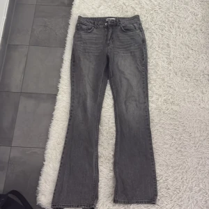 Grå Mideast bootcut jeans - Snygga midwaist grå bootcut jeans. 