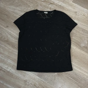 Svart topp från Jacqueline de Yong - Snygg svart topp från Jacqueline de Yong med korta ärmar och ett diskret mönster💕