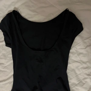 Marin blå topp från Gina Tricot - STOR STORLEK!Säljer en stilren marin blå topp från Gina Tricot. Toppen har en rund halsringning och korta ärmar, perfekt för en enkel och snygg look. Passar bra till både jeans och kjol.