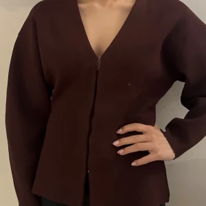 Cardigan med v-ringning - Köpt här på Plick men kommer inte till användning,                 Köptes för 500kr så vill helst sälja för det men pris går att diskutera vid snabb affär💕inga defekter, som ny!