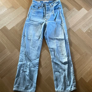 Blå raka Levis jeans - Snygga blå Ribcage Straight Levis jeans med hög midja och klassisk femficksdesign. Köpta för fyra år sedan och har används flitigt