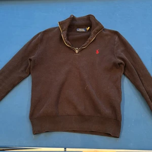 Halvzip från Ralph Lauren - Tjena, säljer min halzip från Ralph Lauren nu eftersom den har blivit för liten. Storlek S, har ett litet hål under den vänstra armhålan. Annars är den i bra skick, hör av dig vid frågor eller funderingar.