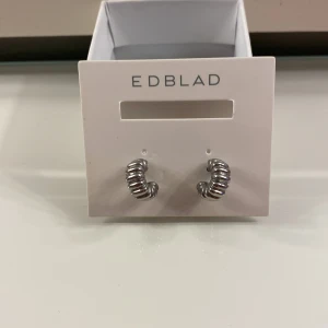 Silverörhängen från Edblad - Snygga silverörhängen från Edblad med en rundad, räfflad design. Aldrig använda för de passade inte på mina öron. Nypris 300kr. Skriv om du är intresserad ❤️