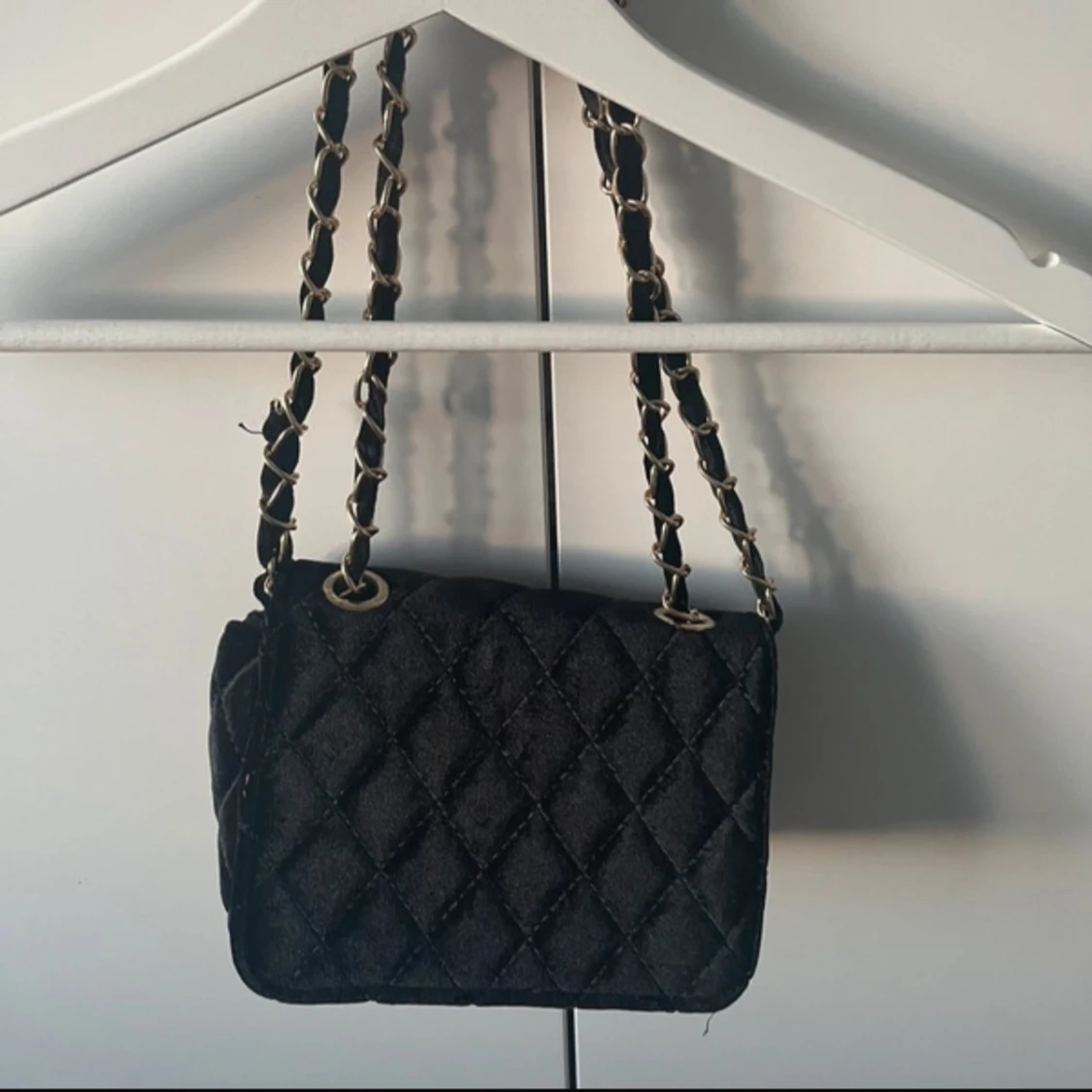 Svart quiltad axelväska med kedja - 2