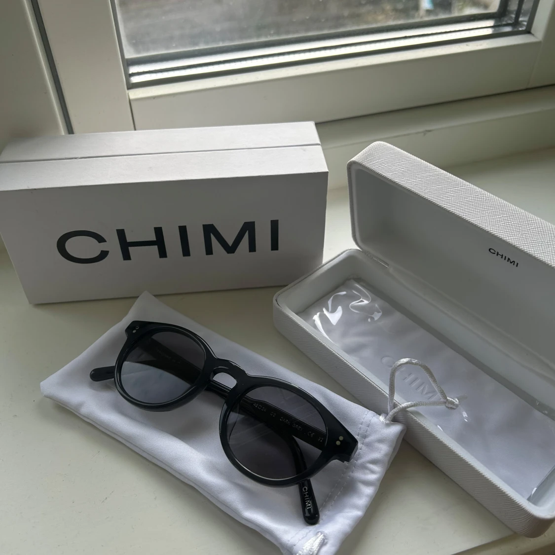 Mörkgråa solglasögon från CHIMI
