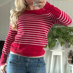 Röd och vit randig tröja  - Snygg och cool röd och vit randig tröja från Tommy Hilfigger, super söt och skön.