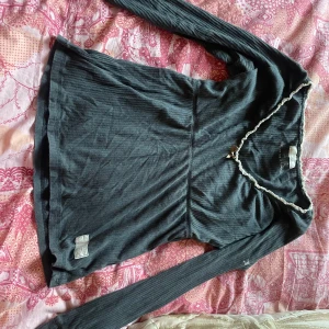 Mörkgrå ribbad topp från Odd Molly  - Säljer en mörkgrå ribbad topp från Odd Molly med spetsdetaljer runt halsen och en liten rosett framtill. Toppen är i bra skick, säljer då den inte länge kommer till användning😊perfekt nu till lite kyligare väder!💗