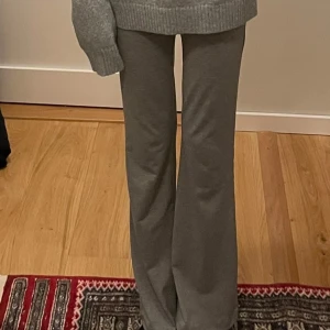 Grå yoga pants - Snygga och bekväma grå yoga pants med en bootcut-stil från Gina Tricot Young💘 De är mid/low waist💕kan skicka fler bilder privat💗💗de är lite lite noppriga men jag nopprar såklart av de innan jag säljer!💖original pris är 230kr och de är väldigt bra skick och inga täcken på slitage, pris kan diskuteras💓 fråga vid minsta fråga!💞