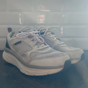 Vita sneakers från Skechers - Säljer ett par vita Skechers sneakers med snörning och en bekväm EVA/gummisula. Skorna har en ovandel i läder och textil, vilket ger en bra kombination av stil och komfort. Perfekta för en aktiv livsstil, Nypris är 1499kr. Otroligt bra skick och fina skor för ett dunder bra pris ✅