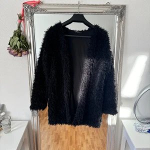  teddyjacka/kofta - Säljer en svart teddyjacka från Gina Tricot i storlek S. Tunn i material, knappt använd, fint skick 